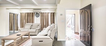 City Escape –Steps to Subway, 10 Min to JFK/LGA, Manhattan in Minutes + Parking!