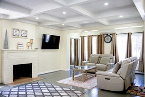 Smart TV - City Escape –Steps to Subway, 10 Min to JFK/LGA, Manhattan in Minutes + Parking! (Queens)