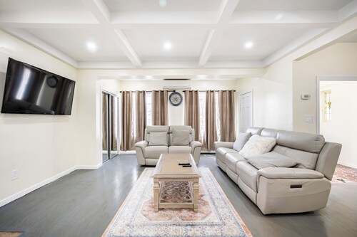 City Escape –Steps to Subway, 10 Min to JFK/LGA, Manhattan in Minutes + Parking!