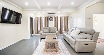 City Escape –Steps to Subway, 10 Min to JFK/LGA, Manhattan in Minutes + Parking!