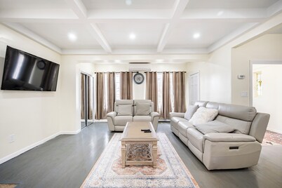 City Escape –Steps to Subway, 10 Min to JFK/LGA, Manhattan in Minutes + Parking!