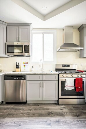Fridge, microwave, oven, stovetop - City Escape –Steps to Subway, 10 Min to JFK/LGA, Manhattan in Minutes + Parking! (Queens)