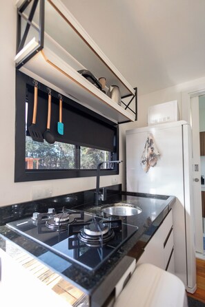 Frigorífico grande, microondas, placa de cocina y hervidor eléctrico