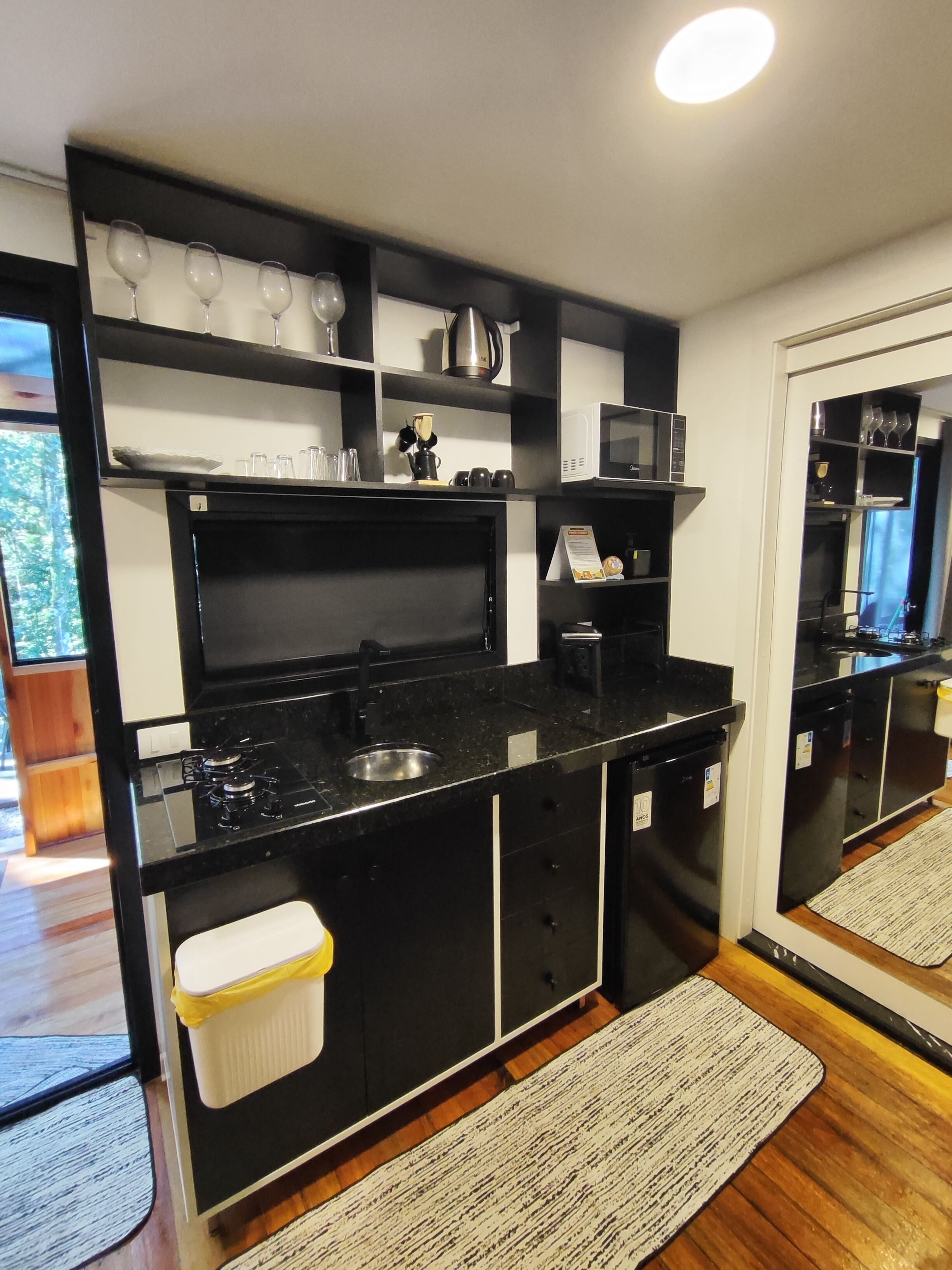 Grand réfrigérateur, micro-ondes, plaque de cuisson