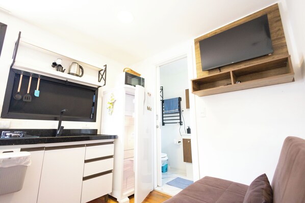 Grand réfrigérateur, micro-ondes, plaque de cuisson