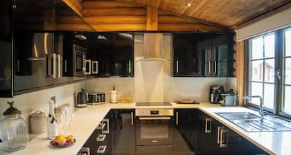 Vermont Lodge - Large Luxury Scandinavian Log Cabin with Hot Tub - Felmoor Park