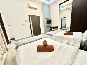 Deluxe Studio, 2 Single Beds, Non Smoking | Laptop workspace, blackout curtains, soundproofing, iron/ironing board - Villa Mira Guesthouse - Downtown Amman (Amman)