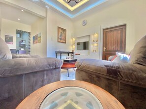 Familieleilighet, ikke-røyk, fjellutsikt | Oppholdsområde | En 45-tommers smart-TV med kabel-kanaler