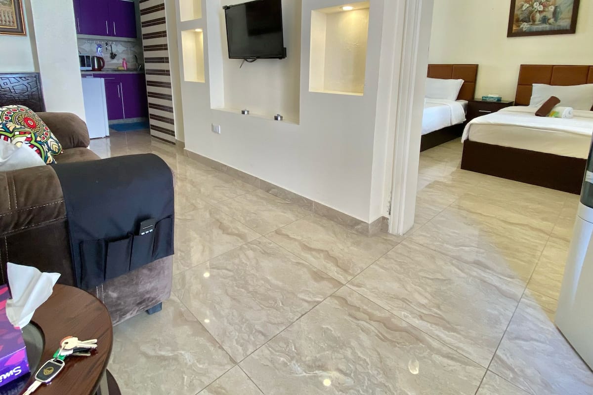 Standard-Apartment, 2 Einzelbetten, Nichtraucher | Wohnbereich | 45-Zoll-Smart-TV mit Kabelempfang