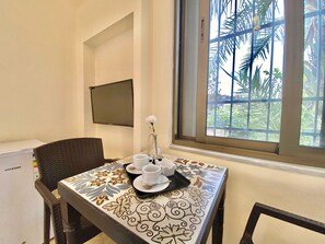 Familienapartment, Nichtraucher, Bergblick | Essbereich im Zimmer
