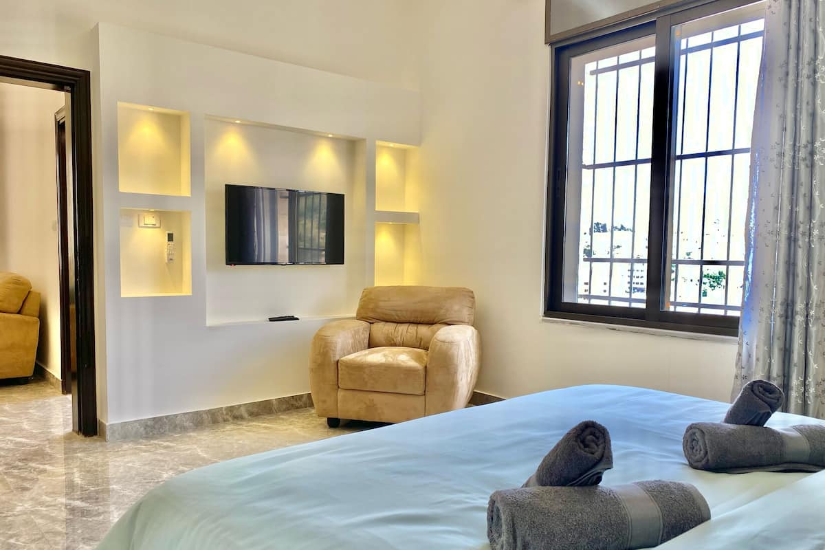 2 habitaciones, espacio para trabajar con laptop y cortinas blackout