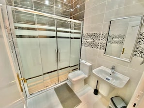 Dusche, Haartrockner, Handtücher, Seife