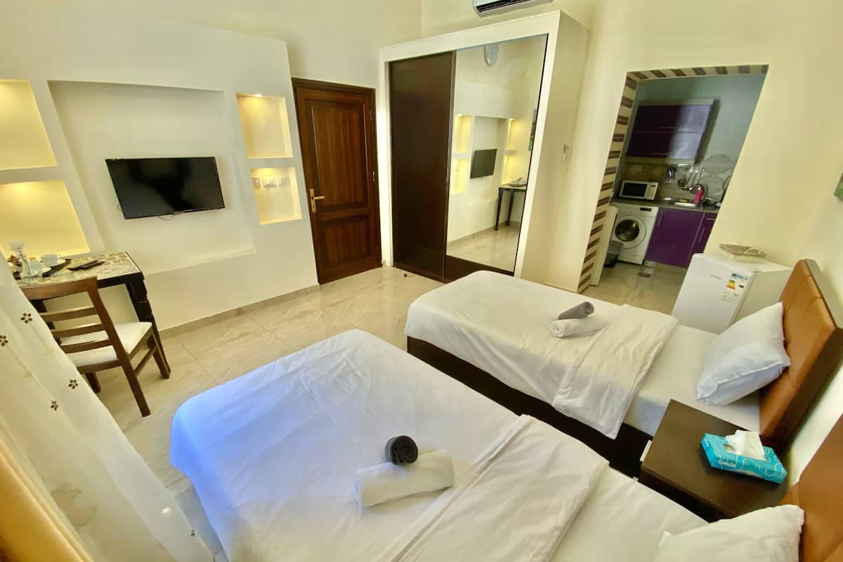 2 habitaciones, espacio para trabajar con laptop y cortinas blackout