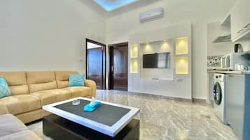 Luxury Apartment, 1 King Bed, Non Smoking, Mountain View - 15 - Apartment No. 6 | Living area | 45-inch Smart TV with cable channels