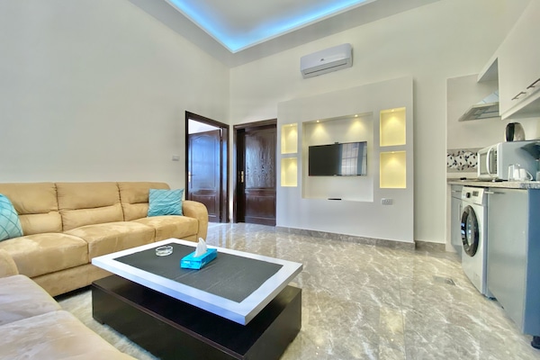 Estudio de lujo, 1 cama King size, para no fumadores, vista a la montaña | Área de sala de estar | Smart TV de 45 pulgadas con canales por cable