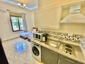 Studio Confort, 2 lits jumeaux, non-fumeur, vue sur le jardin | Cuisine privée | Réfrigérateur, four à micro-ondes, surface de cuisson