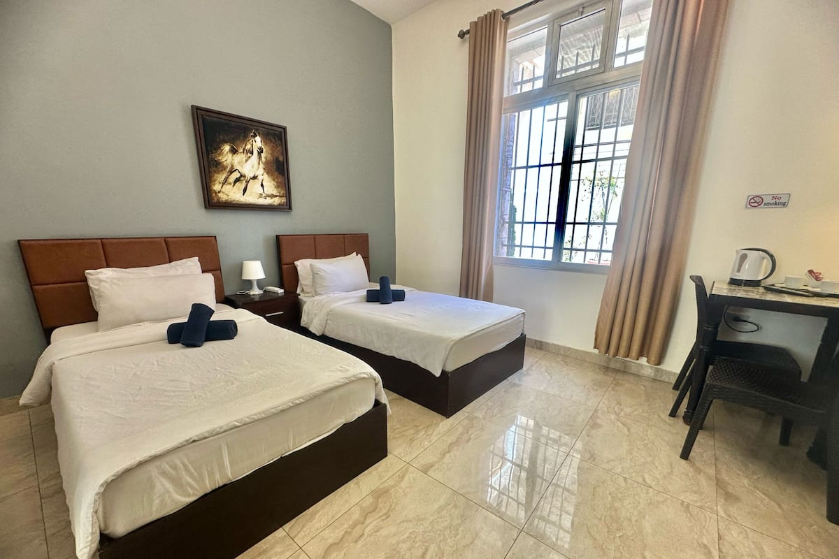 Comfort Studio, 2 Twin Beds, Non Smoking | Laptop workspace, blackout drapes, soundproofing, iron/ironing board