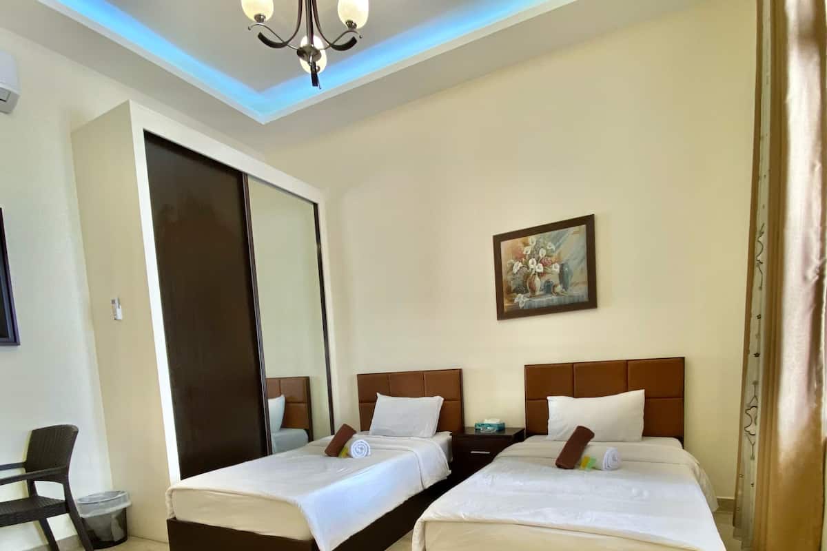 2 habitaciones, espacio para trabajar con laptop y cortinas blackout
