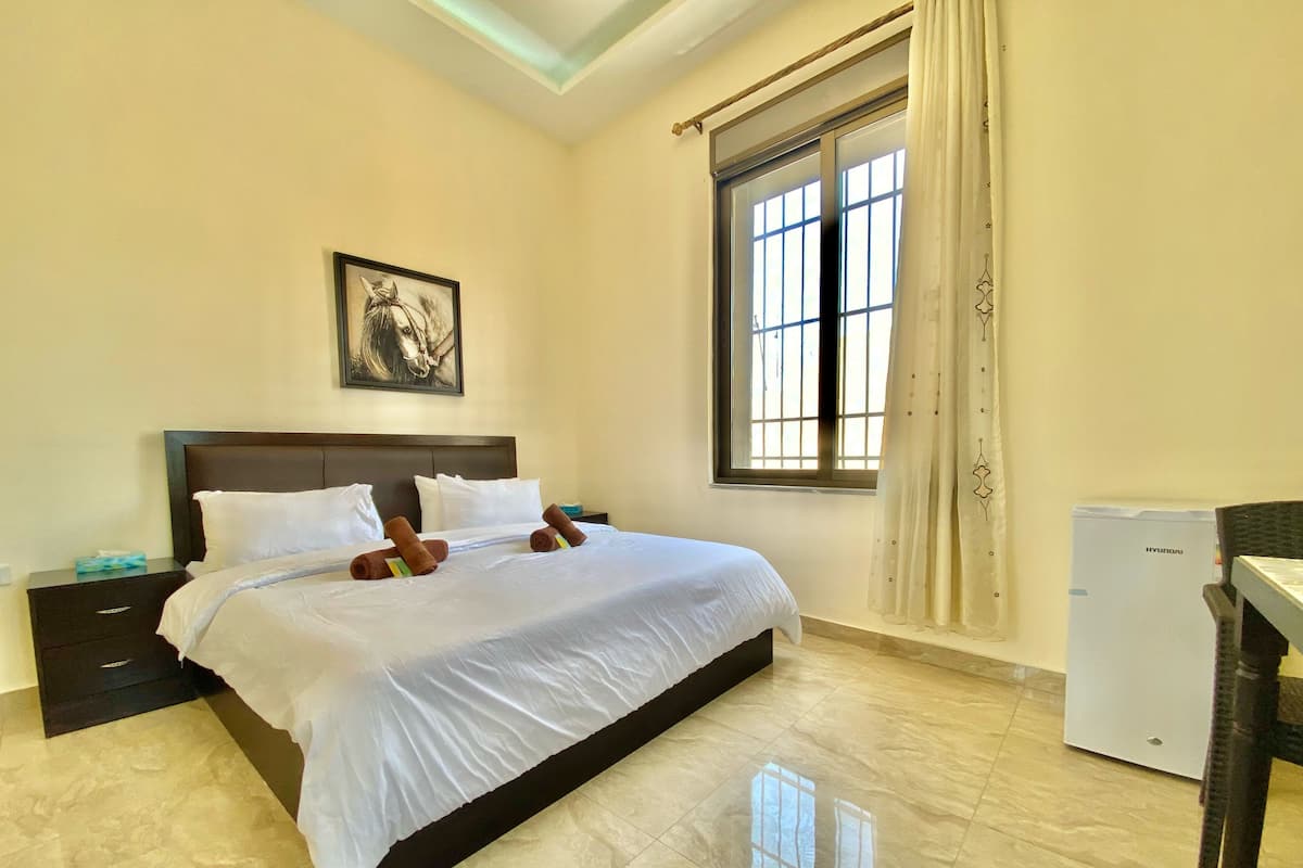 2 habitaciones, espacio para trabajar con laptop y cortinas blackout