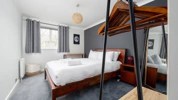 1 多间卧室、办公桌、熨斗/熨衣板、上网接入