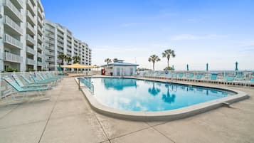 2 hồ bơi ngoài trời