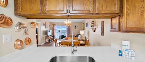 Appartamento, 2 camere da letto, vista spiaggia (715A) | Cucina privata | Frigorifero con congelatore, microonde, forno, piano cottura