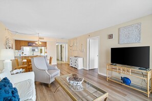 Condo, 2 Bedrooms, Beach View (715A) | Ruang tamu | 50 inci sebuah televisyen pintar dengan digital 