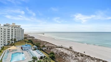 Trên bãi biển, cát trắng