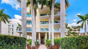 Exterior - Stunning 2 Bedroom Condo with Beach & Pool Access on Siesta Key! (Siesta Key)