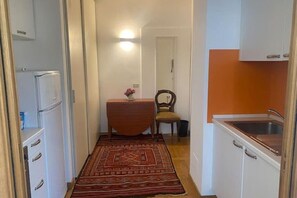 Kjøleskap, ovn, kokeplater og kaffetrakter/tekoker