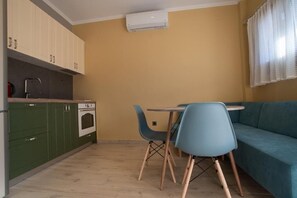 Dining - 1BR House - ELEGANCE SUITES (Plataria)