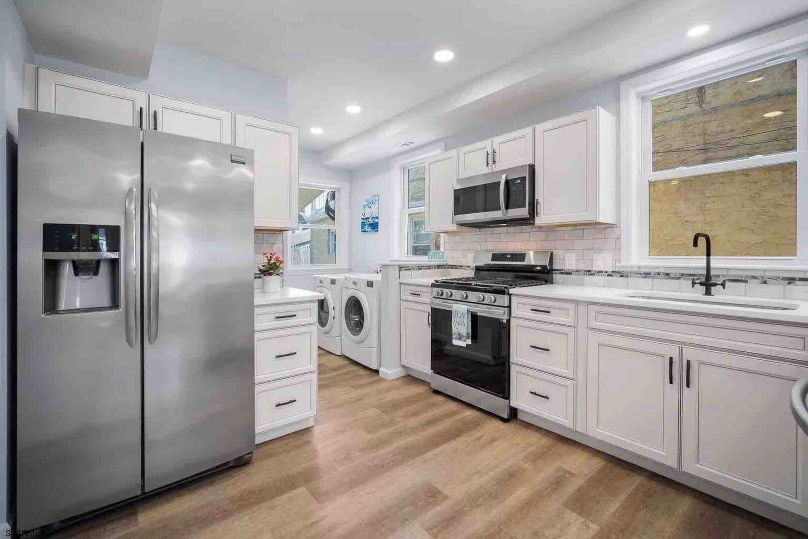 Kylskåp, mikrovågsugn, ugn och spishäll