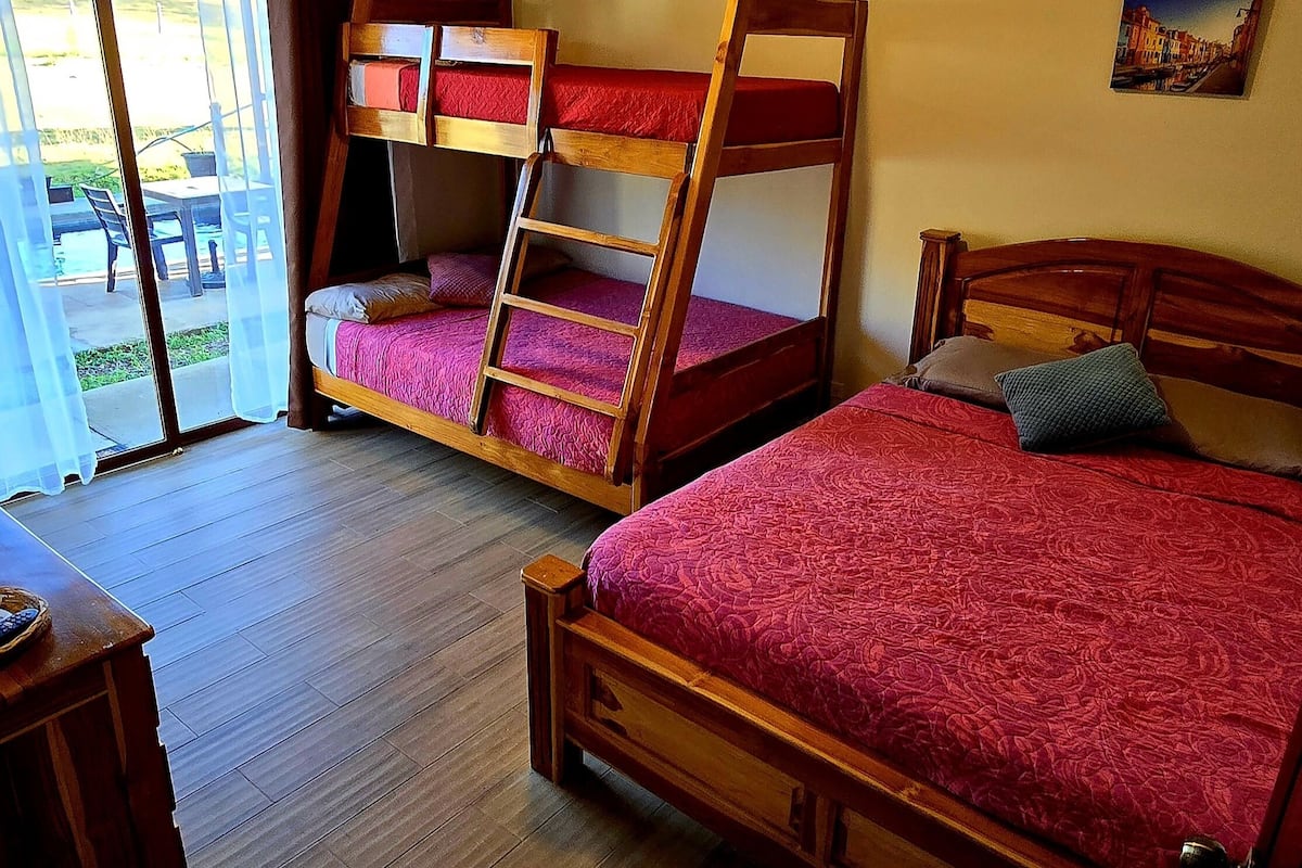 Suite Familiale, 1 chambre, salle de bains commune, vue piscine