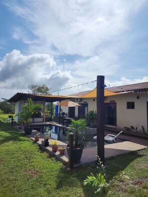 Piscina externa, funciona das 7h às 19h, guarda-sóis