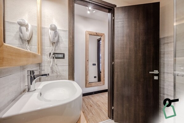 Comfort Triple Room | Bathroom | Hair dryer, bidet, towels - Hotiday Chalet Sestriere Vialattea (Sestriere)