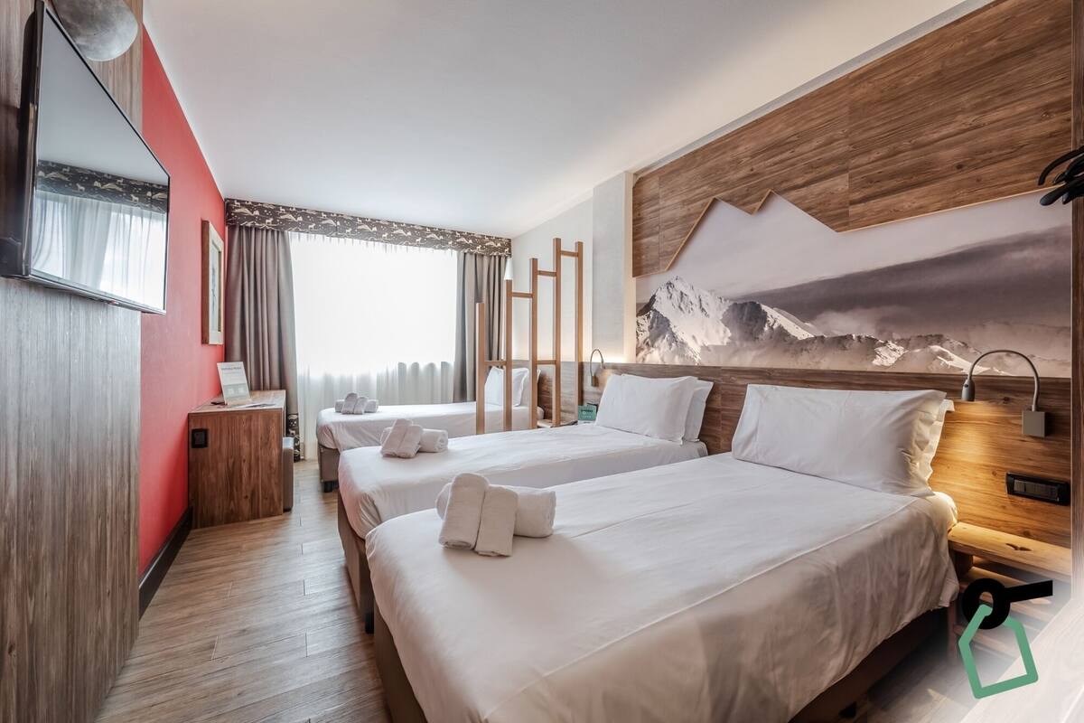 Habitación triple Confort | Caja fuerte, escritorio, wifi gratis y ropa de cama