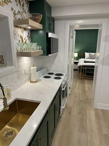 Downtown Stratford’s Luxury 2 BDR Suite with Kitchen *BRAND NEW*