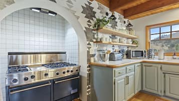 Kühlschrank, Ofen, Herdplatte, Kochgeschirr/Geschirr/Besteck