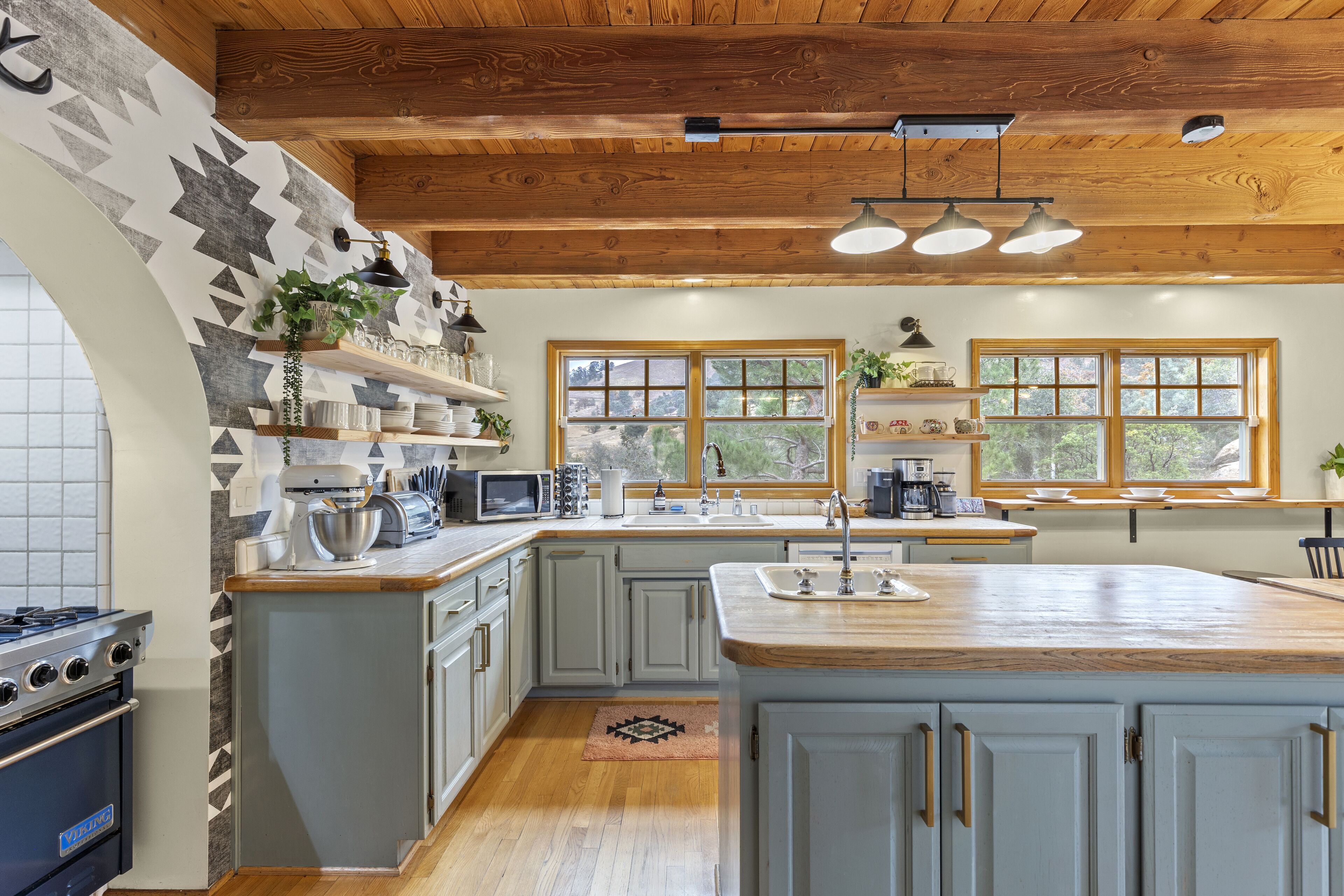 Geladeira, fogão, cooktop, talheres/pratos/utensílios de cozinha