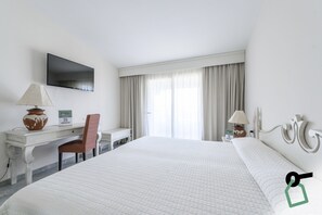 舒适三人房, 露台, 海景 | 迷你吧、客房内保险箱、办公桌、笔记本电脑工作区