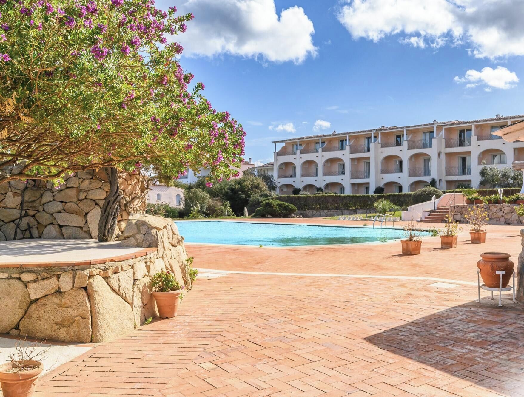 Piscina externa sazonal, funciona das 9h às 19h, guarda-sóis
