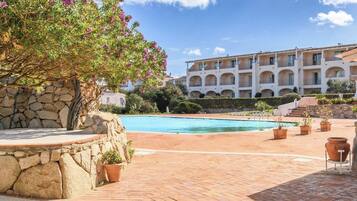 Piscina externa sazonal, funciona das 9h às 19h, guarda-sóis