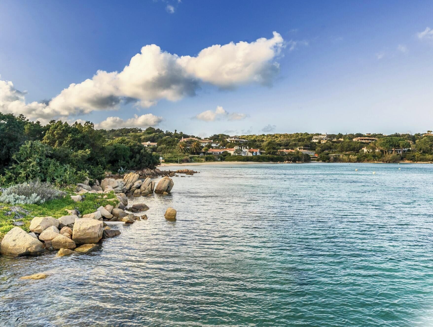 Praia particular, espreguiçadeiras, guarda-sóis, toalhas de praia 