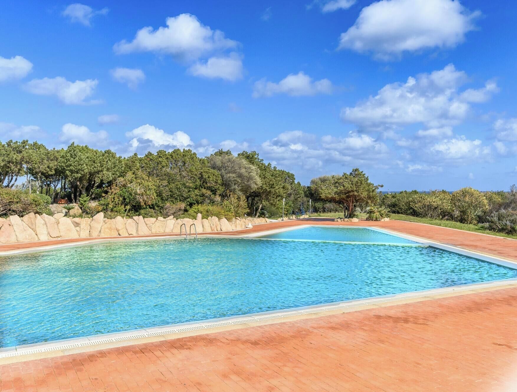 Piscina externa sazonal, funciona das 9h às 19h, guarda-sóis