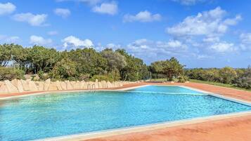 Piscina externa sazonal, funciona das 9h às 19h, guarda-sóis