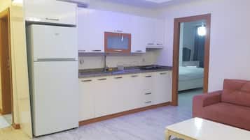 Apartamento Business, 1 cama de matrimonio grande con sofá cama, cocina básica | Zona de estar | Una televisión LED, una estación de conexión para iPod, una impresora
