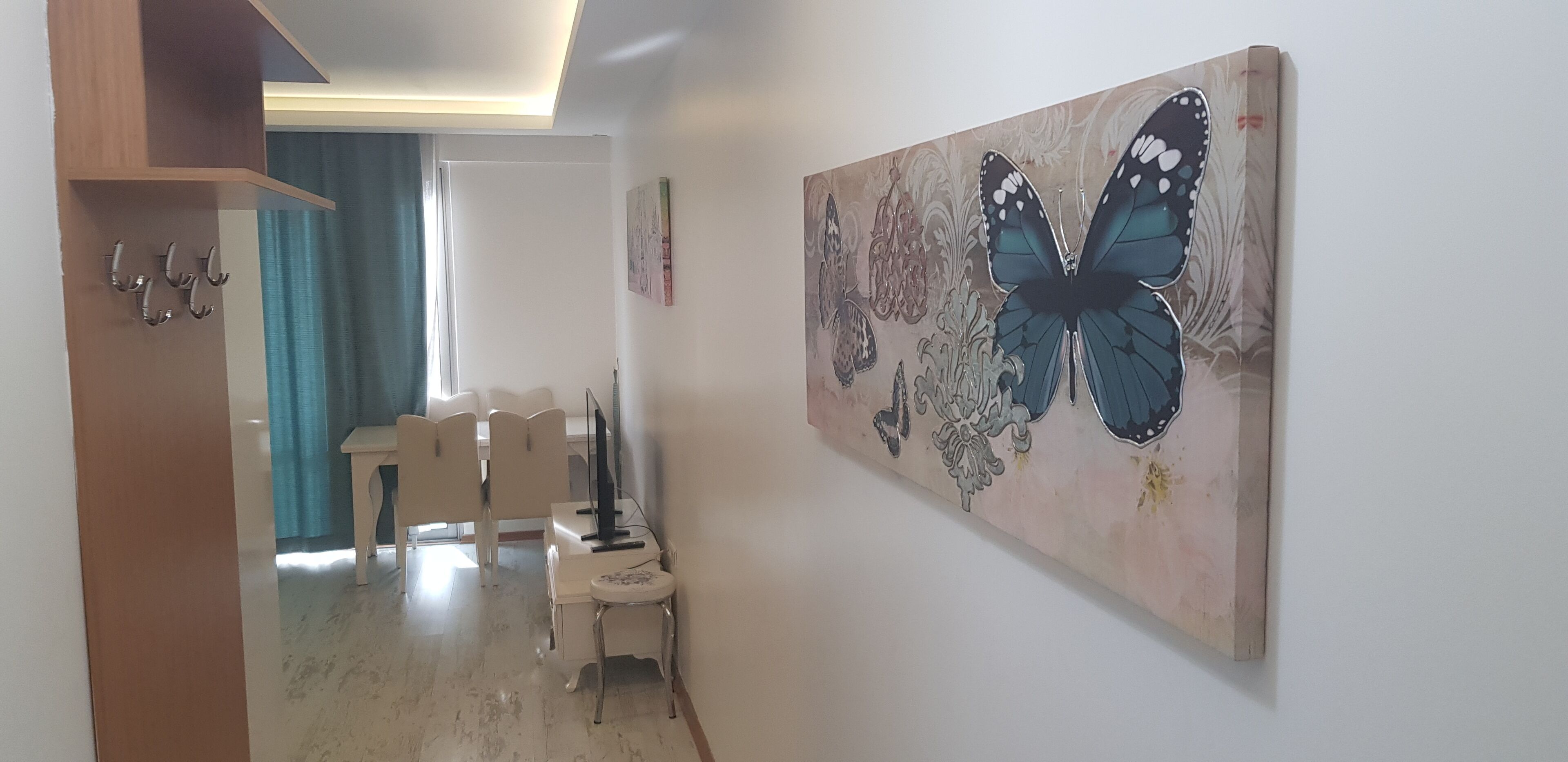 Apartamento família | Área de estar | TV LED 104 polegadas com canais via satélite, dock para iPod