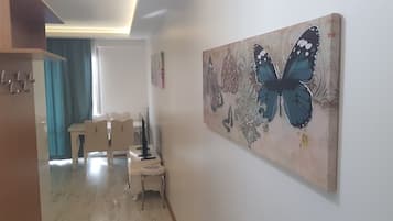 Apartamento família | Área de estar | TV LED 104 polegadas com canais via satélite, dock para iPod