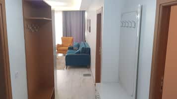 Apartamento família | Área de estar | TV LED 104 polegadas com canais via satélite, dock para iPod