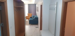 Familienapartment | Wohnbereich | 104-Zoll-LED-Fernseher mit Satellitenempfang, iPod-Dockingstation